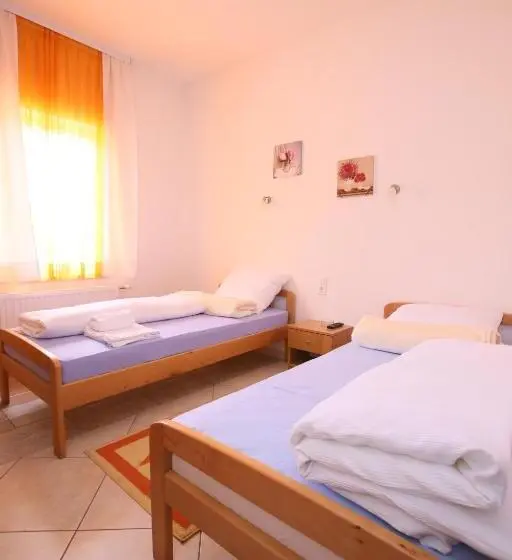 اتاق استاندارد, Motel Maks