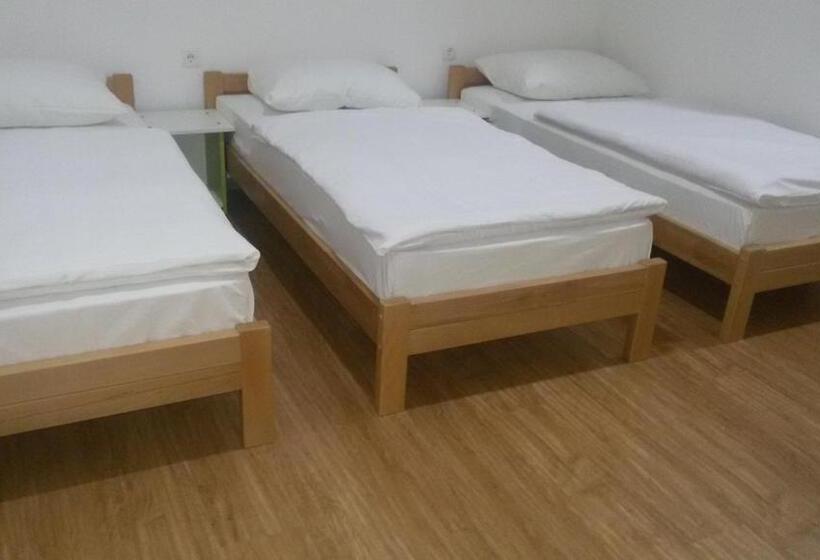 اتاق کلاسیک سه تخته, Motel Maks