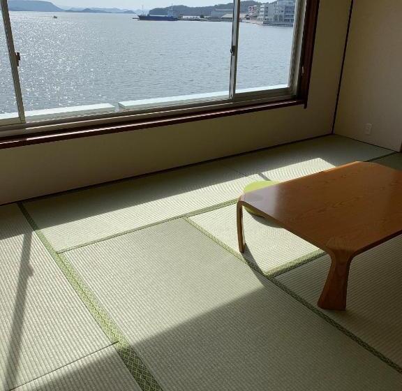 غرفة قياسية رباعية, Shodoshima International