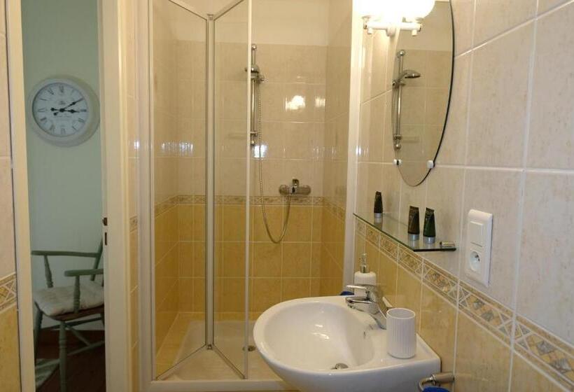 标准间, Au Chiron