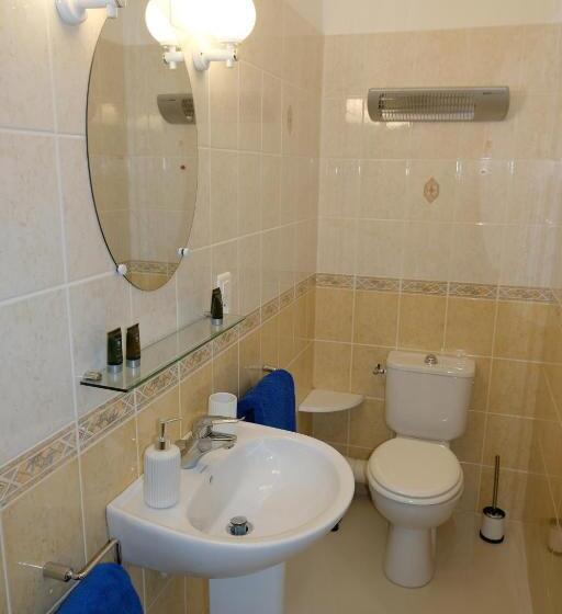 标准间, Au Chiron