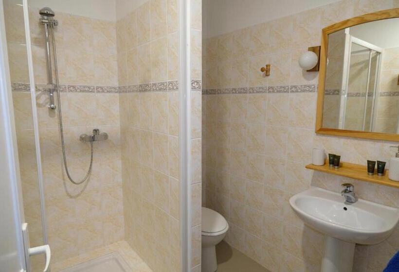 标准间, Au Chiron