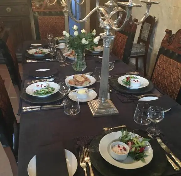Deluxe Kolmen Hengen Huone, Chateau Mareuil