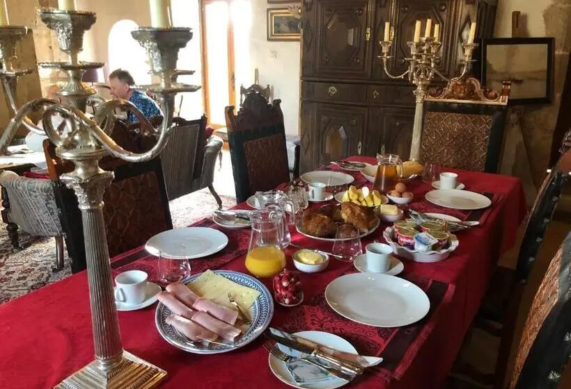 Deluxe Kolmen Hengen Huone, Chateau Mareuil
