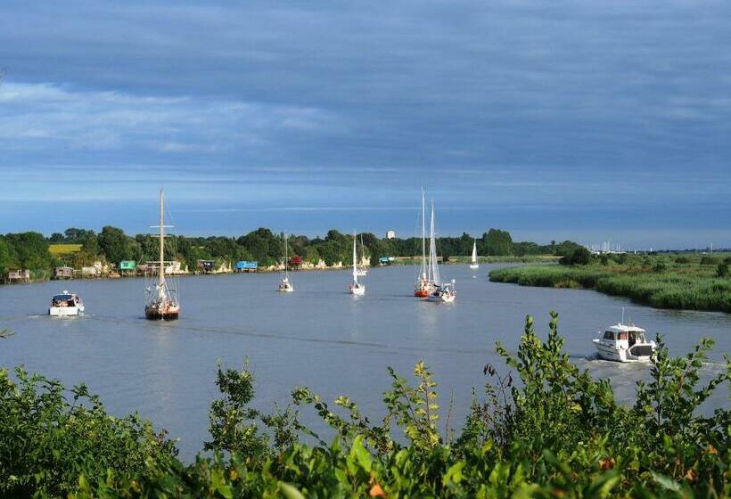 プールビュースタンダードルーム, La Charentine