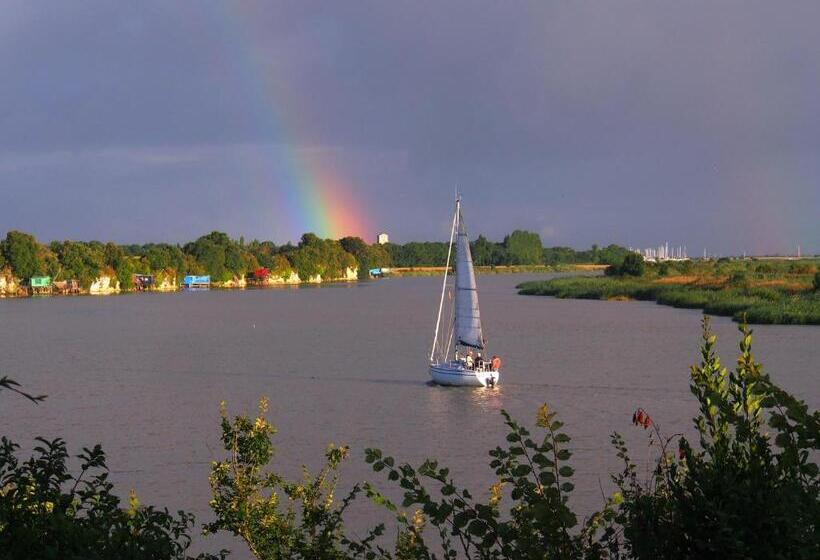 プールビュースタンダードルーム, La Charentine