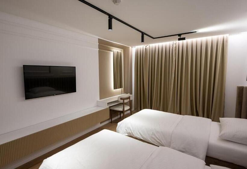 اتاق استاندارد, In