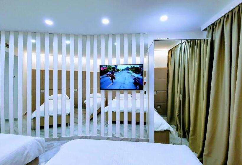 اتاق استاندارد با تخت بزرگ, In