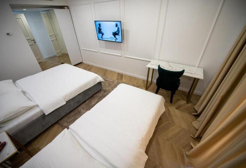 اتاق استاندارد با تخت بزرگ, In