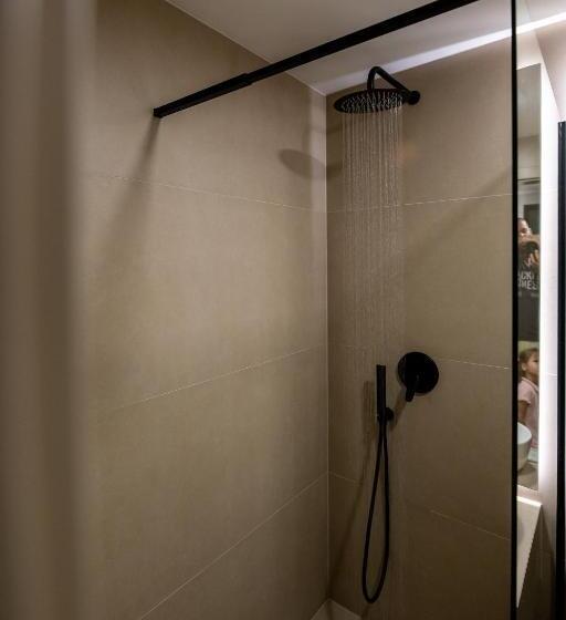 اتاق استاندارد با تخت بزرگ, In