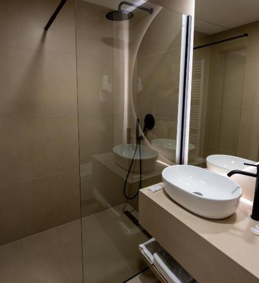 اتاق استاندارد با تخت بزرگ, In