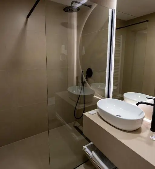 اتاق استاندارد با تخت بزرگ, In