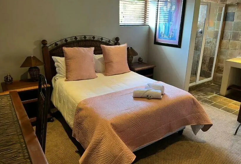 コンフォートルーム, Lazy Lizard Guesthouse