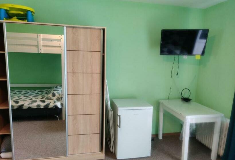 غرفة عائلية, Vitajte V Ivachnovej 145