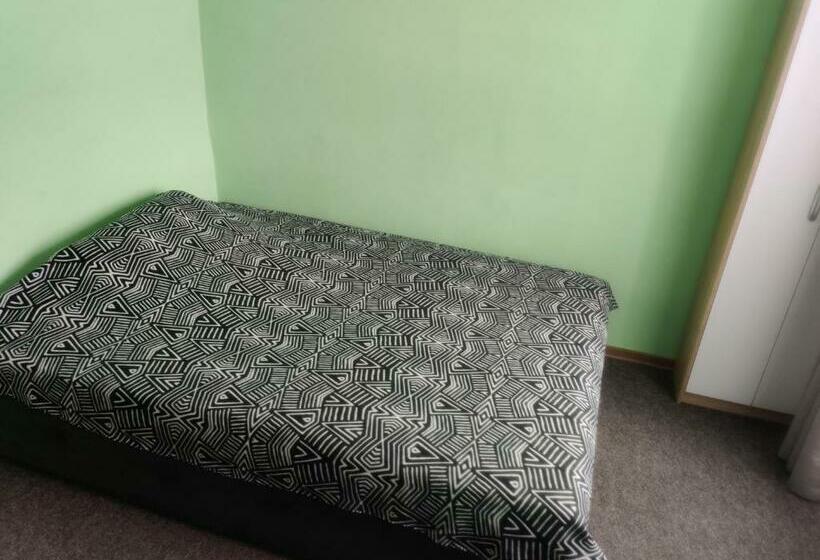 غرفة قياسية مزوَّدة بشُرفة, Vitajte V Ivachnovej 145