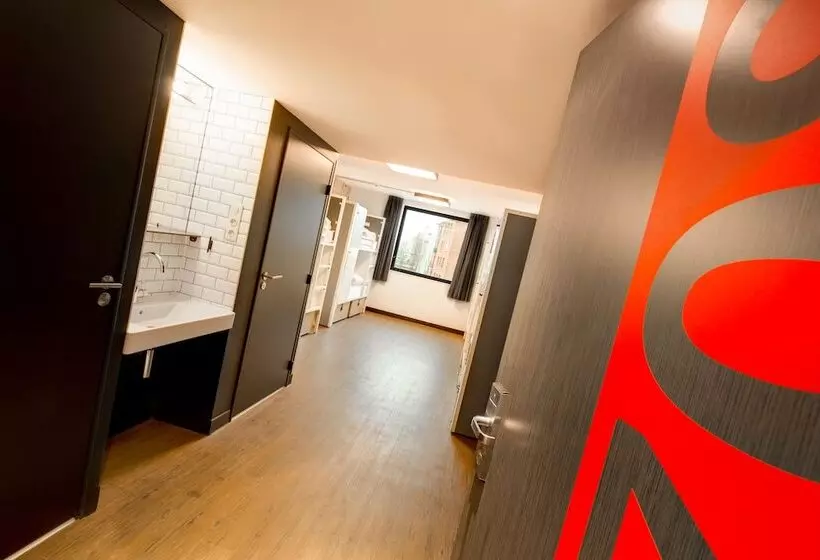 Lit en Chambre Commune, Generator Paris