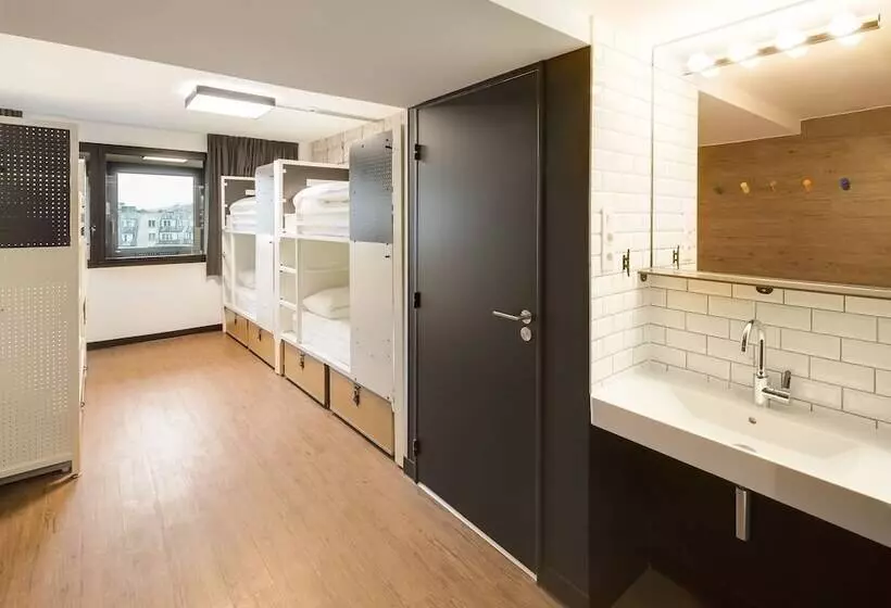 Chambre Standard, Generator Paris