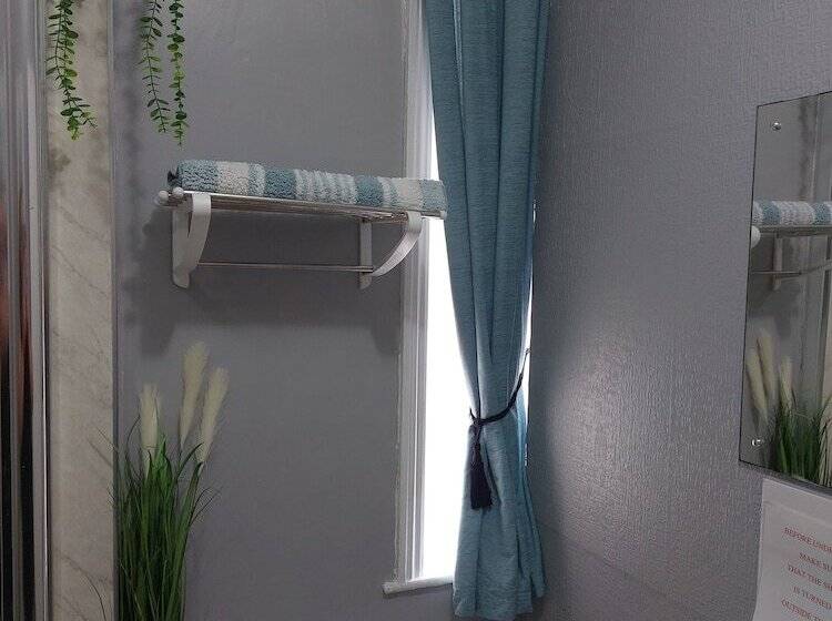 חדר משפחתי, Lynbar