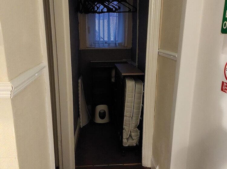 ファミリールーム, Lynbar