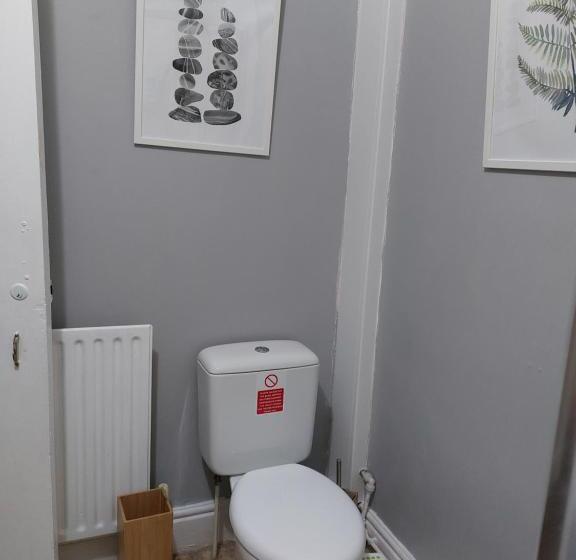 חדר משפחתי, Lynbar