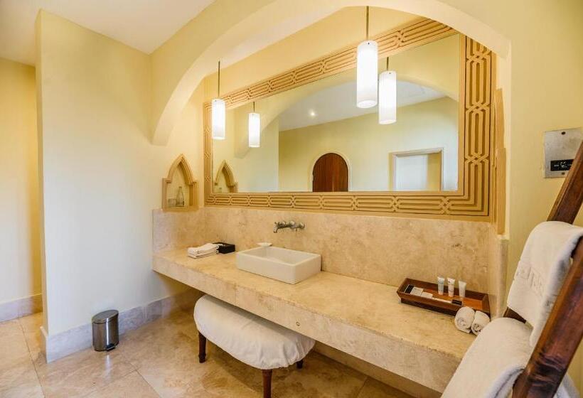 سوییت اجرایی, Cocoa Boutique Hotel Your Kenyan Beachfront Bliss