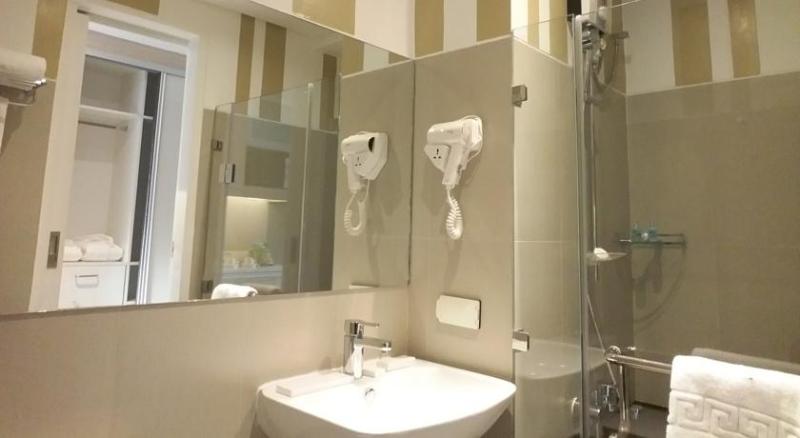 اتاق استاندارد یک نفره, Injap Tower