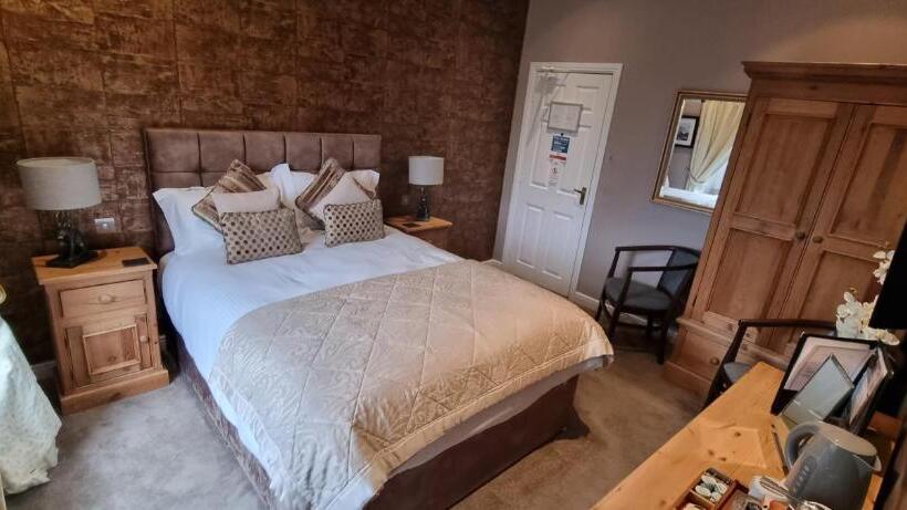 اتاق لوکس با وان آب گرم, The Howbeck & The Retreat Incl Off Site Health Club And Parking Ev Point Available