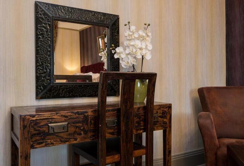 سوییت لوکس, The Howbeck & The Retreat Incl Off Site Health Club And Parking Ev Point Available