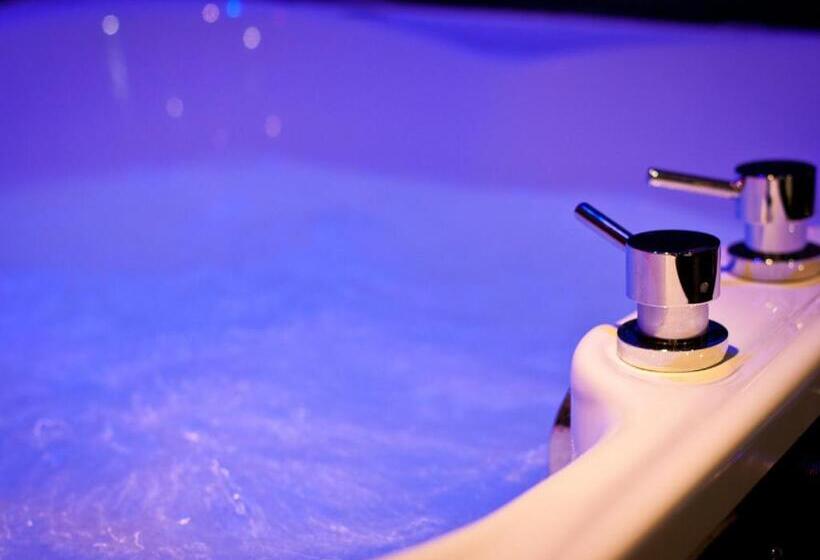 سوئیت با وان آب گرم, The Howbeck & The Retreat Incl Off Site Health Club And Parking Ev Point Available
