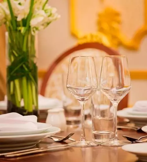 سوئیت رویال, Warwick Doha