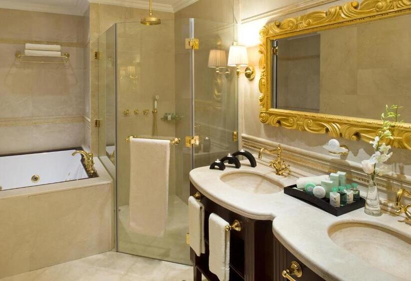 سوئیت رویال, Warwick Doha