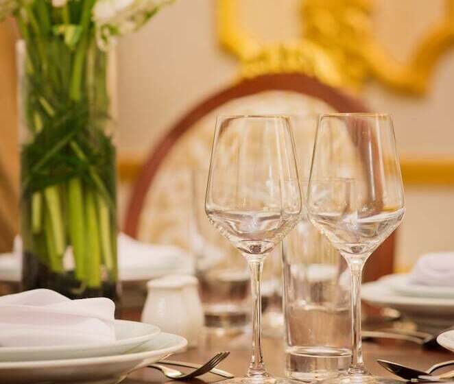 سوئیت رویال, Warwick Doha