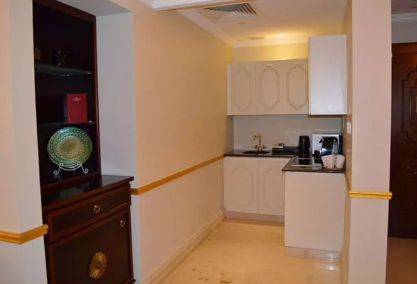 سوئیت رویال, Warwick Doha