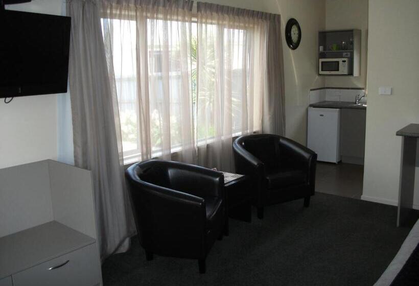 סטודיו אקזקיוטיב, Scenicland Motels