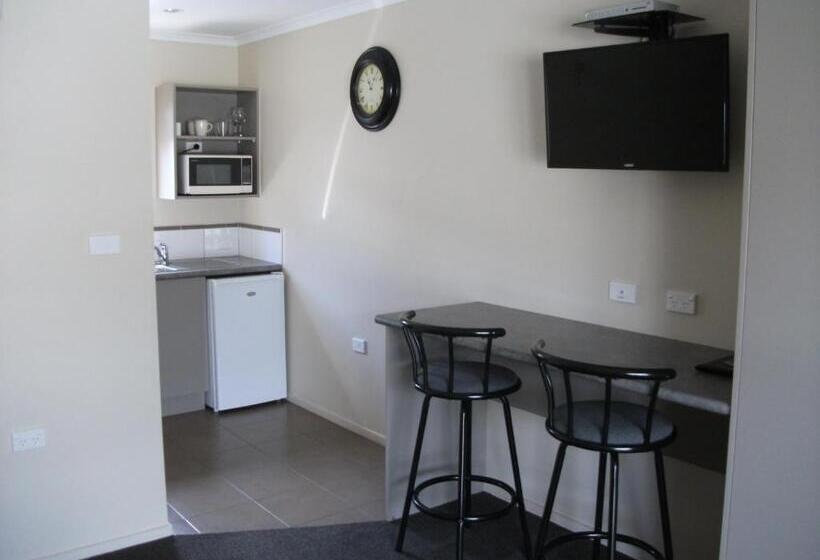 סטודיו אקזקיוטיב, Scenicland Motels