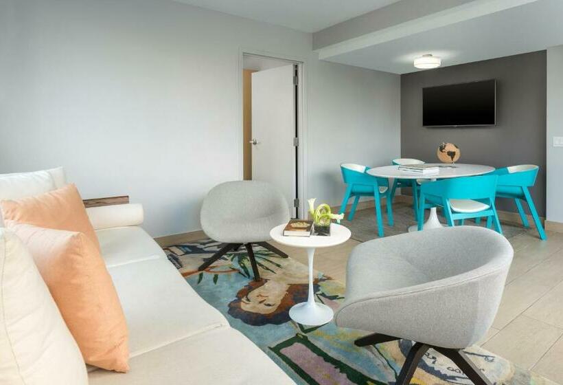 جناح, The Gates Hotel South Beach