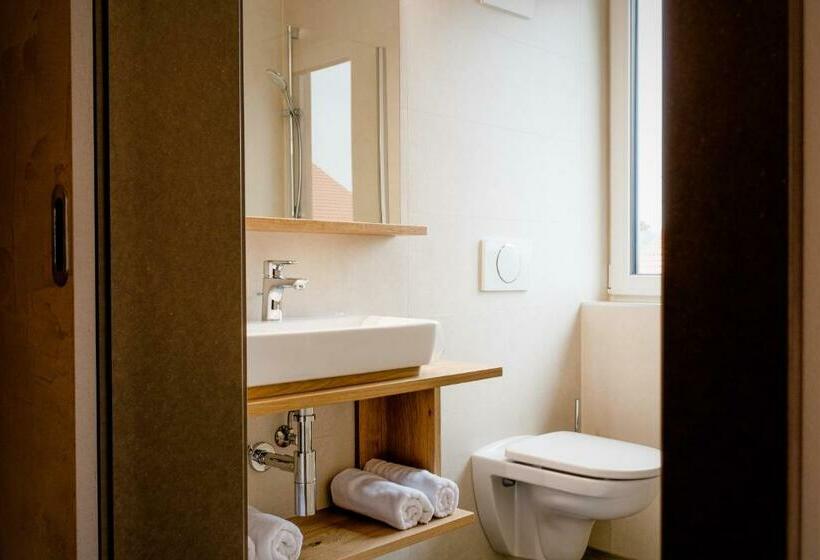 标准三人间, Z Leithen