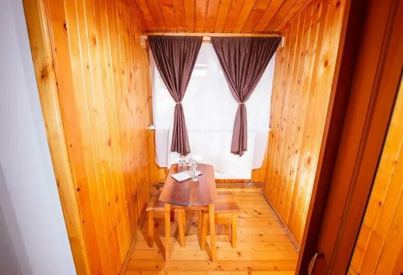 スタンダードトリプルルーム, Casa Albă