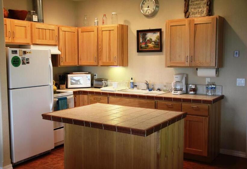 1 Szobás Ház, Pleasant Valley