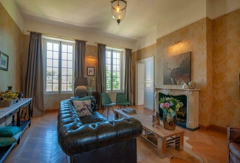 デラックスルーム, Escudes