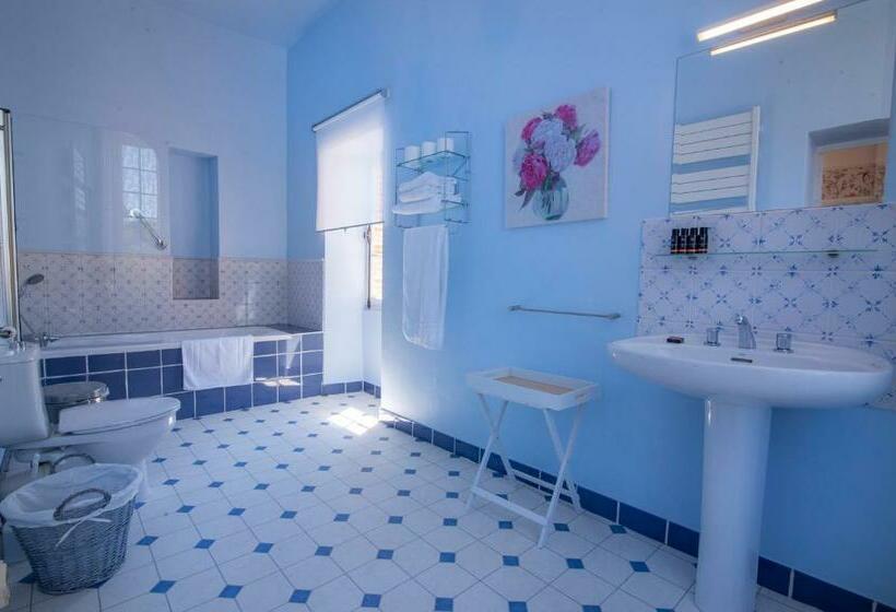 デラックスルーム, Escudes