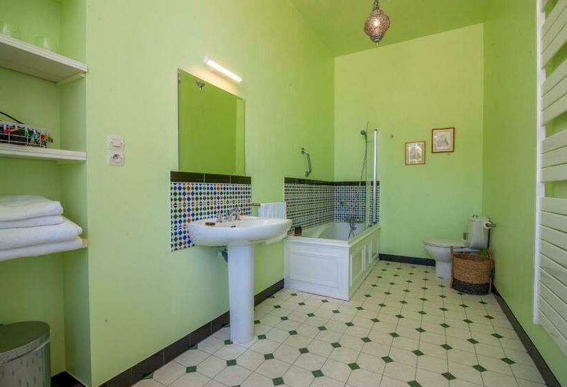 デラックスルーム, Escudes