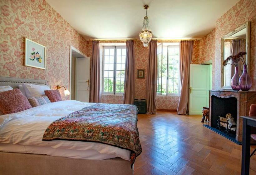 デラックスルーム, Escudes