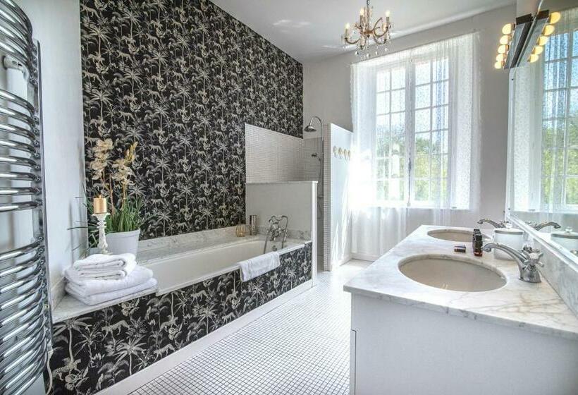 デラックスルーム, Escudes