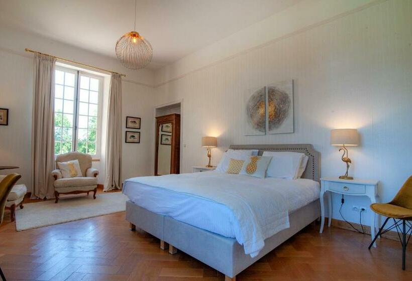 デラックスルーム, Escudes