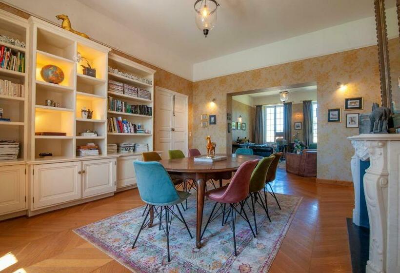 デラックスルーム, Escudes