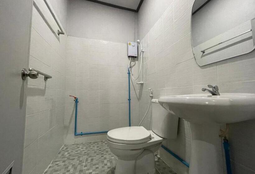 Номер Стандарт Трехместный, บ้านภัทร์จรัส น่าน   Baan Patjarad Nan