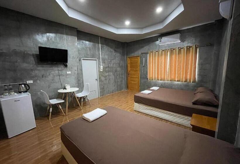 Quarto Triplo Standart, บ้านภัทร์จรัส น่าน   Baan Patjarad Nan