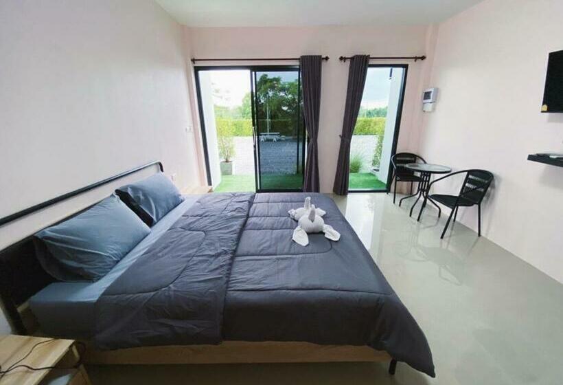 חדר דחוקס עם מיטת קינג, Peeranon Resort