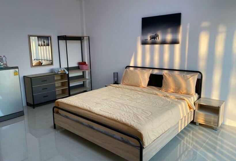 חדר דחוקס עם מיטת קינג, Peeranon Resort